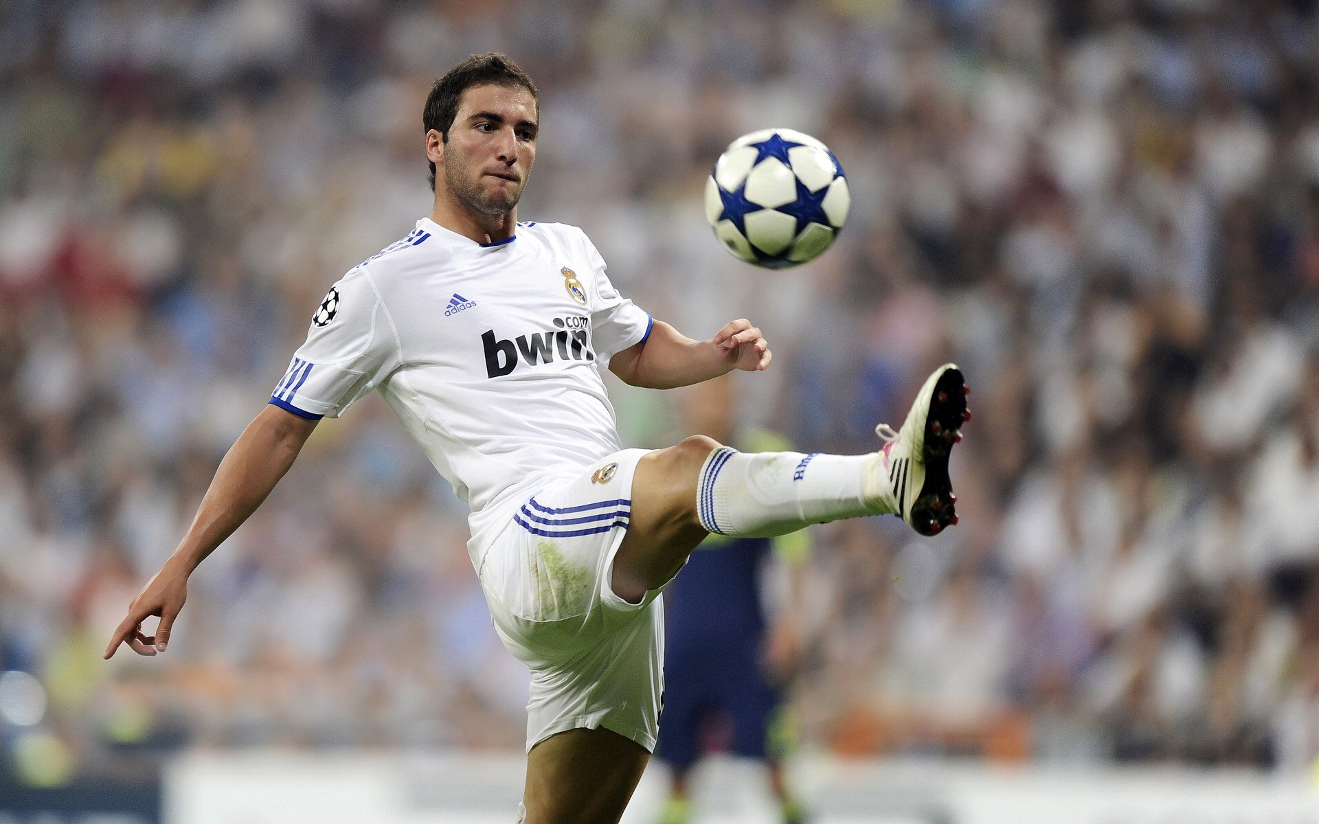 足球场馆智能安检系统上线，提升安全保障，智能足球场设备采购